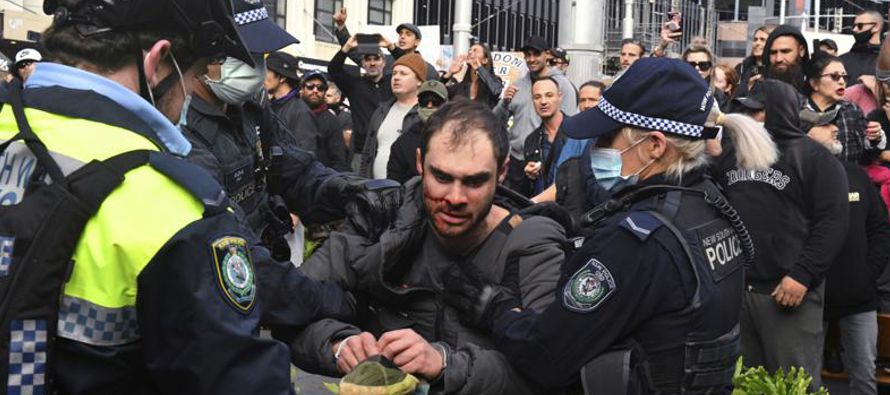 Manifestantes sin mascarillas marcharon desde Victoria Park hasta el Ayuntamiento de Sydney en el...