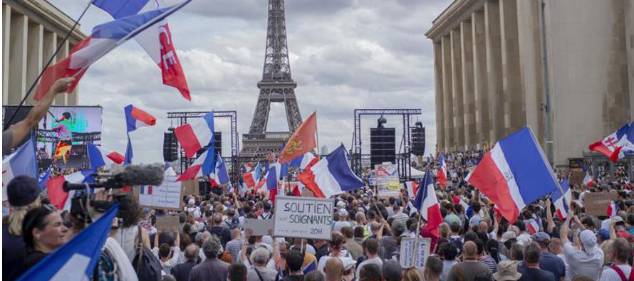  El presidente francés Emmanuel Macron hizo un llamado a la unidad nacional y a la...