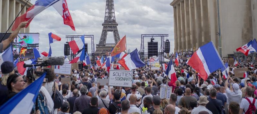 Unas 160,000 personas protestaron el sábado en Francia contra los pases especiales para...