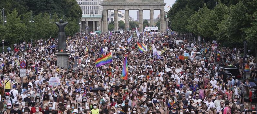 El desfile inició con un exhorto de Klaus Lederer, el senador de Cultura de Berlín, a...