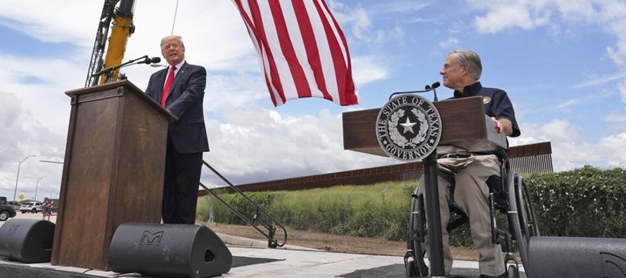 Texas comenzó a encarcelar a migrantes sorprendidos en propiedad privada este mes, parte de...