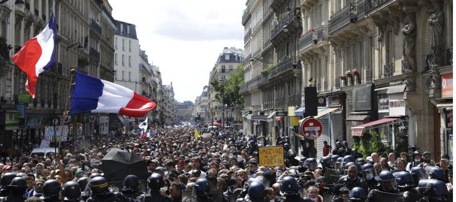 Para los manifestantes antivacuna en Francia, “libertad” fue el lema del día....