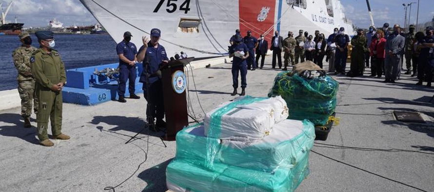 La tripulación del buque James descargó 27.079 kilos (59,700 libras) de...