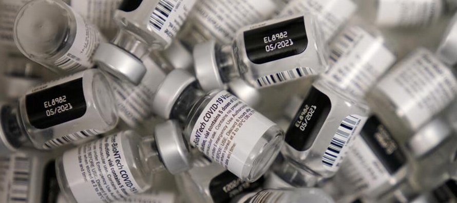 Miles de jeringas especiales para la vacuna de Pfizer también serán donadas, y los...