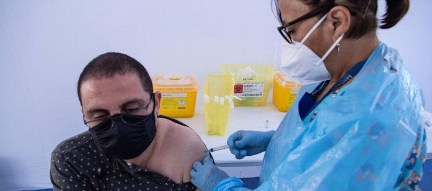 Chile, cuya meta es inmunizar a 15,2 de sus 19 millones de habitantes, ha vacunado con una dosis a...