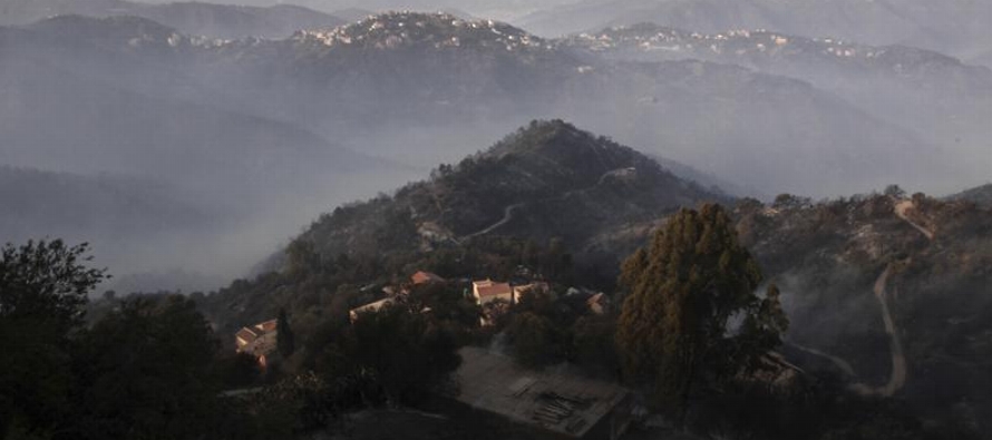 Decenas de incendios comenzaron el lunes a devorar laderas boscosas en la región bereber de...