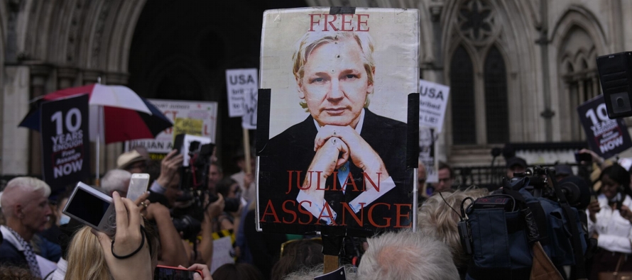 Estados Unidos acusa a Assange, entre otros cargos, de haber ayudado a la analista de defensa...