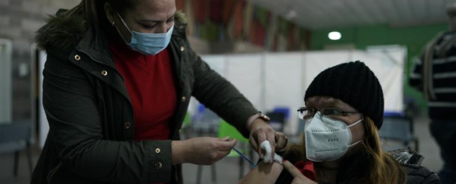 El país ha aplicado una primera dosis de distintas vacunas a 26,3 millones de personas y dos...