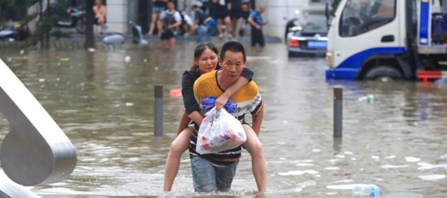 El nivel del agua subió a 3,5 metros (11,4 pies) en la aldea de Liulin, en la provincia de...