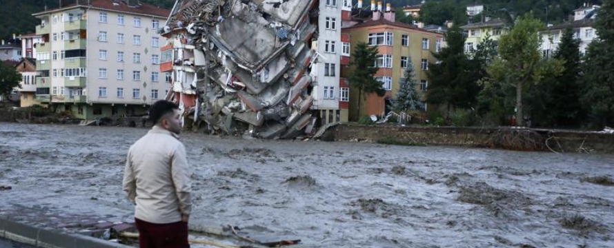 En Kastamonu, un arroyo se desbordó e inundó la ciudad de Bozkurt. Las crecidas...