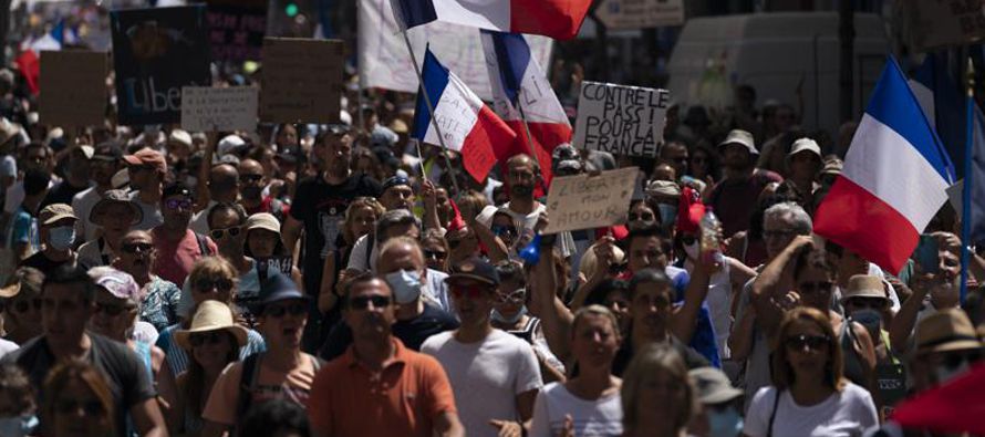 Unos 1,600 agentes de policía vigilaron las calles de París donde hubo tres marchas...