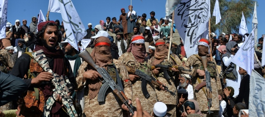 Mientras los talibanes se agrupan a la entrada de Kabul, prometen una nueva era de paz en...