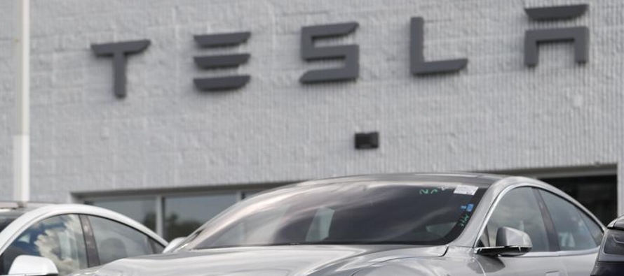 La investigación abarca 765,000 vehículos, casi todo lo que Tesla ha vendido en el...
