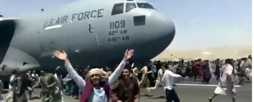 Videos mostraban a un grupo de afganos colgados del avión justo antes del despegue, muchos...