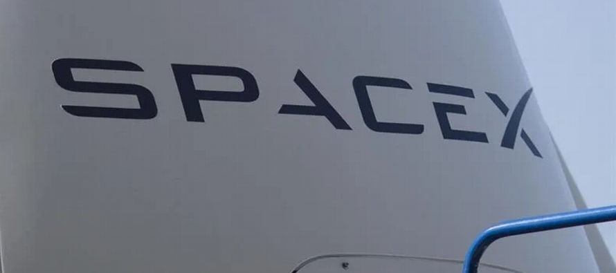 Un cohete Falcon 9, con la cápsula de carga en su cúspide, despegará sobre las...