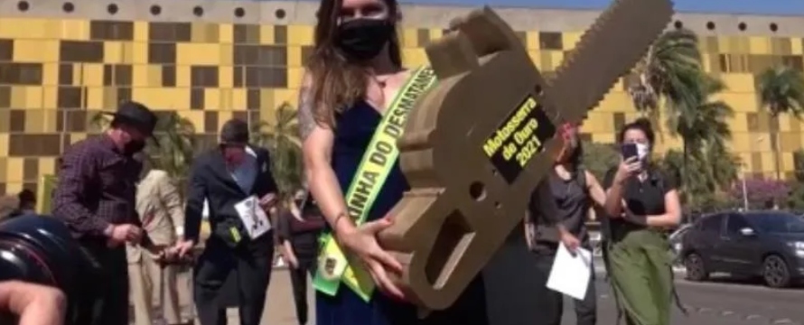 En la protesta, los activistas simularon la entrega del premio "Motosierra de Oro 2021"...