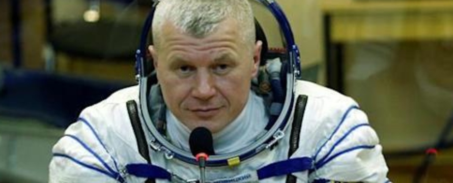 Al otro lado de la estación en el segmento ruso, los cosmonautas Novitskiy y Dubrov se...