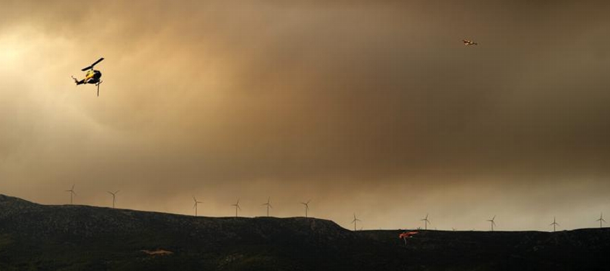 El fuego, próximo a la localidad de Vilia, a unos 60 kilómetros de Atenas, ha...