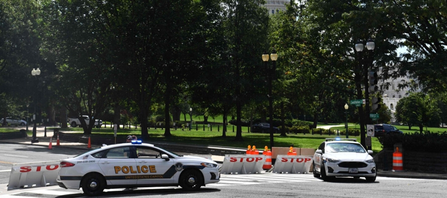 La policía del Capitolio está negociando con el sospechoso y ha evacuado varios...