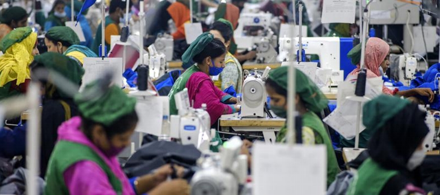 Hace pocos días Bangladesh decidió reabrir sus vitales fábricas de textiles,...