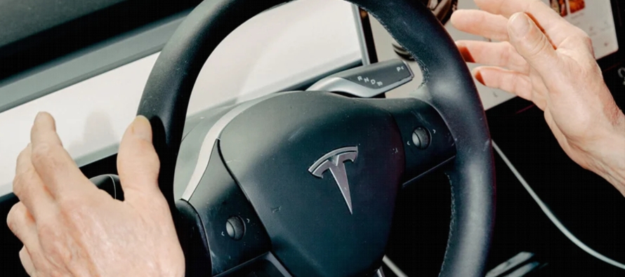 A lo largo de los años, los propietarios de Tesla han pagado hasta 10,000 dólares por...