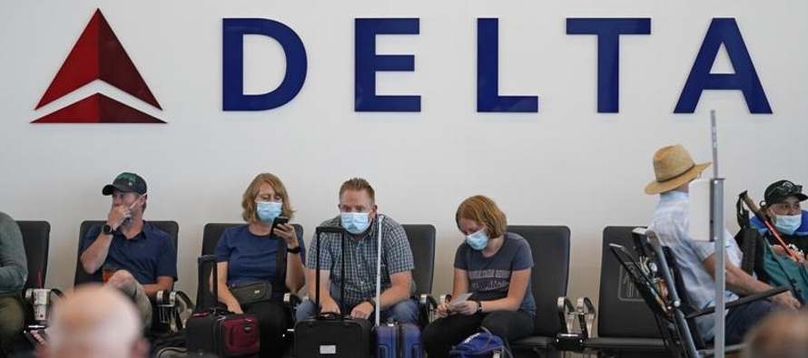La decisión de Delta no es tan drástica como la de United Airlines, que...