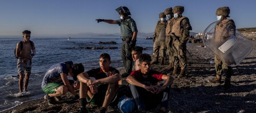 Los migrantes que intentaban entrar a Europa rodearon a nado un rompeolas cercado el martes por la...
