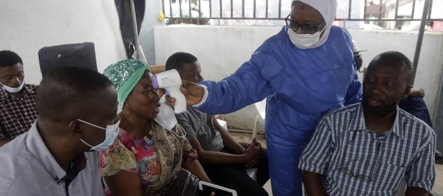 El doctor John Nkengasong dijo que según las autoridades de salud, bastaba con vacunar al...