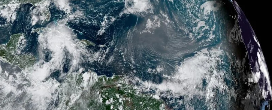 Ida, cuyos vientos con fuerza de tormenta tropical se extienden hasta 130 kilómetros (80...