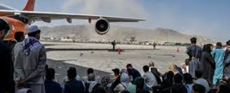Varios miles de personas seguían refugiándose en el aeropuerto de Kabul esperando...