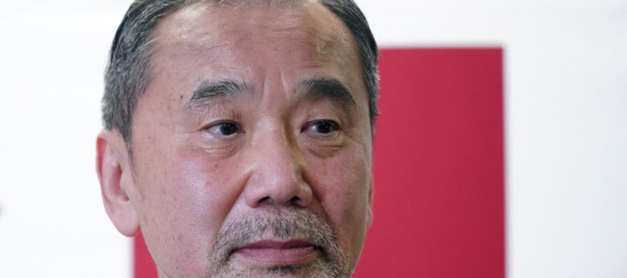 Murakami ha criticado a políticos en el pasado por leer textos preparados por...