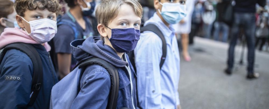Macron exhortó a los adolescentes a vacunarse. Las escuelas organizan jornadas de...