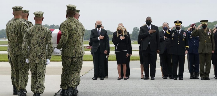 El 29 de agosto el presidente Joe Biden, viajó a la base militar de Dover, en Delaware, para...