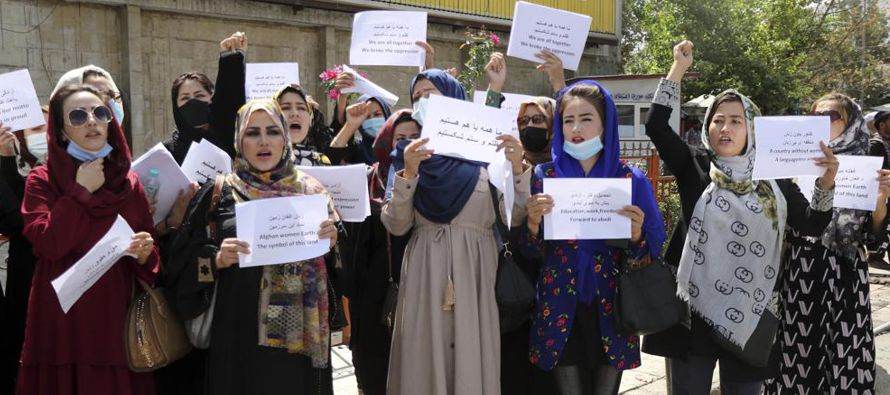 Un pequeño grupo de mujeres afganas protestaron el viernes cerca del palacio presidencial de...