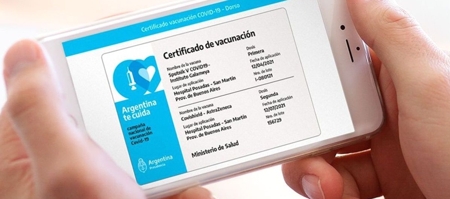 La credencial Mi Argentina, una suerte de pasaporte que brinda información en inglés...