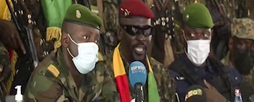 La televisión estatal, controlada ahora por la junta, muestra imágenes de guineanos...