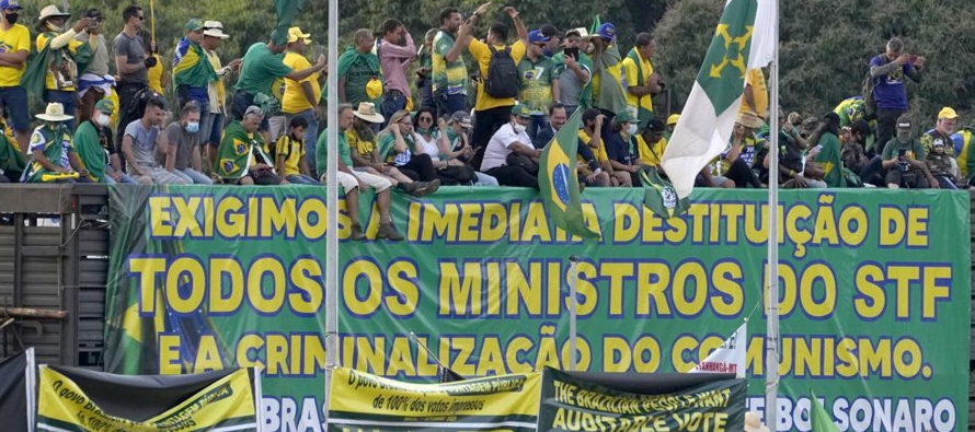 En manifestaciones de apoyo a Bolsonaro el martes, muchas personas mostraron letreros y mantas con...