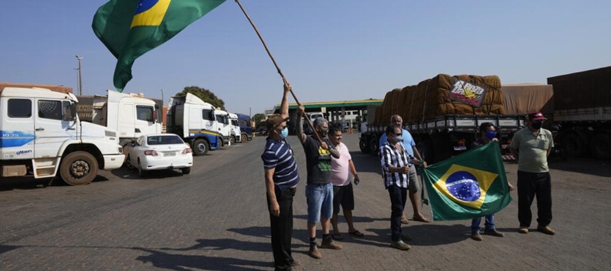 Muchos camioneros protestaban contra el máximo tribunal del país en causa...