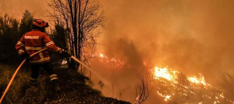 Un incendio fuerte en el sureste de España pudo más que 38 aviones hidrantes y el...