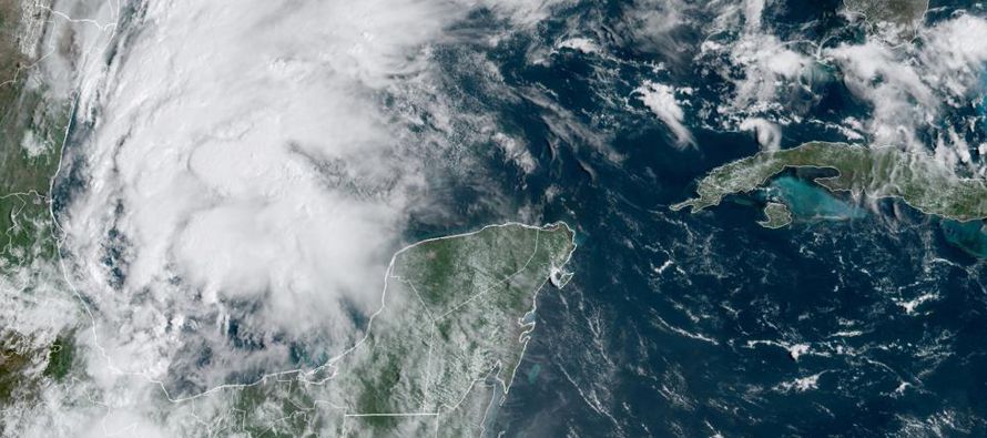 La tormenta tropical Nicholas se fortalecía el domingo en el Golfo de México y las...