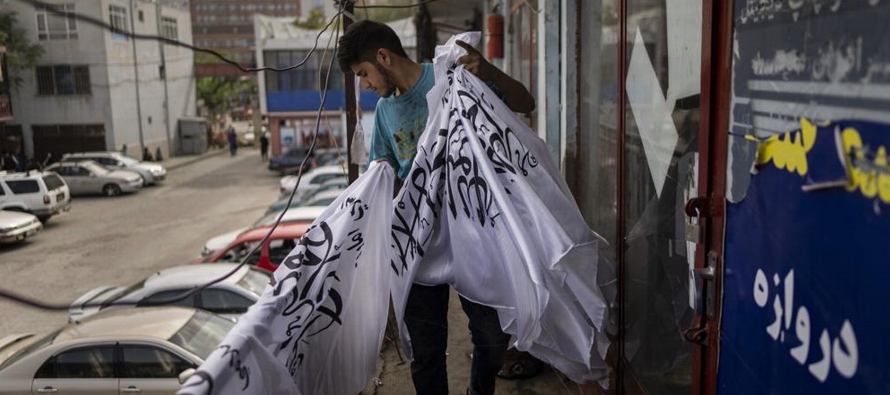 Hoy en día, el negocio vende las banderas blancas del Talibán con un lema del...
