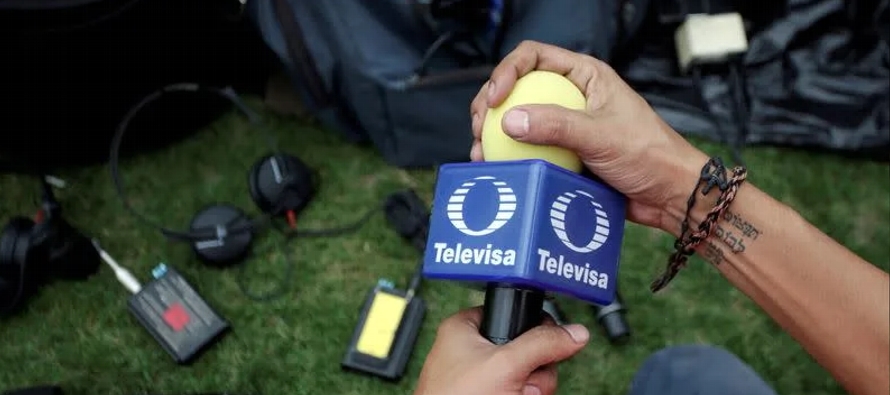 Las dos compañías planean crear una nueva firma llamada Televisa-Univision, que...