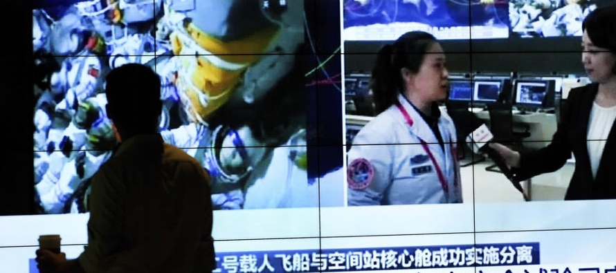 La televisora estatal CCTV emitió imágenes de los astronautas asegurando paquetes...