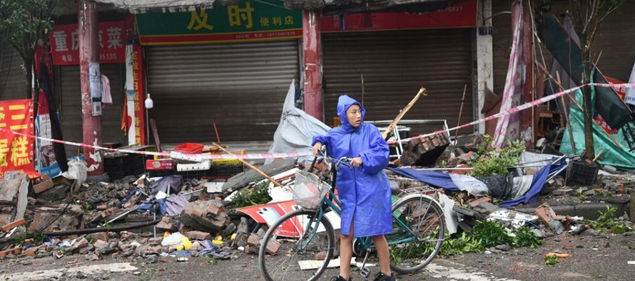 Algunas casas se derrumbaron y las labores de rescate estaban en marcha, reportó Xinhua.