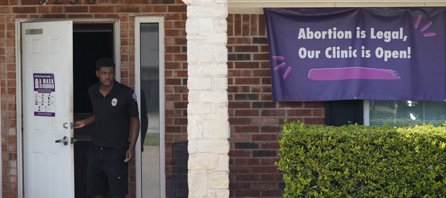 Una red de clínicas en Texas, que llevó a cabo más de 9,000 abortos en 2020,...