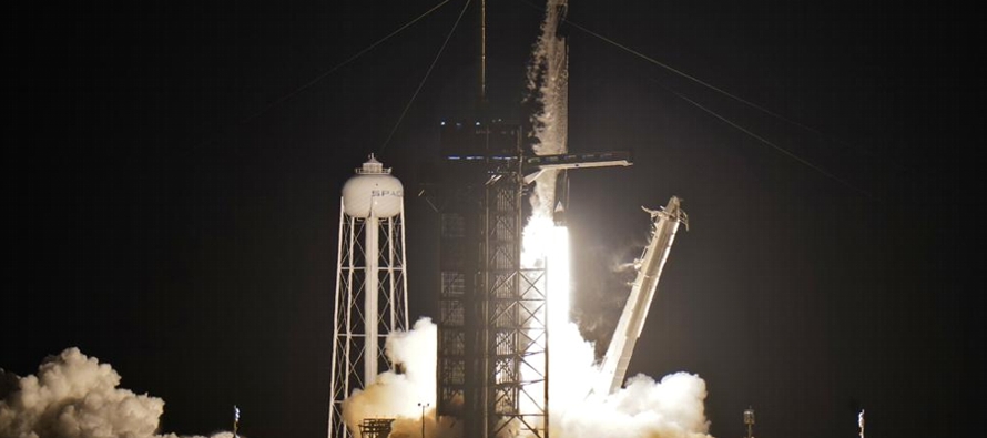 Es la primera vez que un cohete se dirige a la órbita con una tripulación carente de...