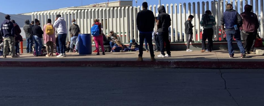 En meses recientes, México ha empezado a aceptar menos familias migrantes con niños,...