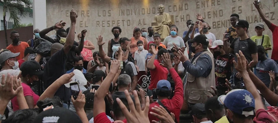 Los extranjeros se hincaron y levantaron las manos para pedir que las autoridades mexicanas puedan...
