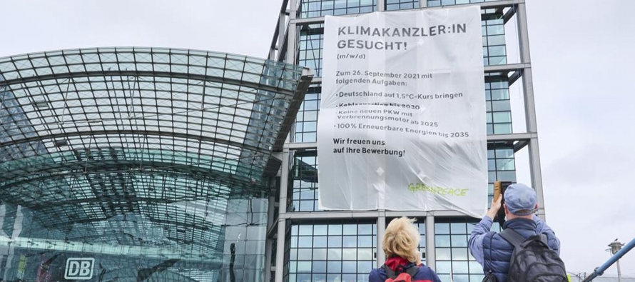 Activistas de Greenpeace desplegaron una enorme pancarta en la estación ferroviaria...