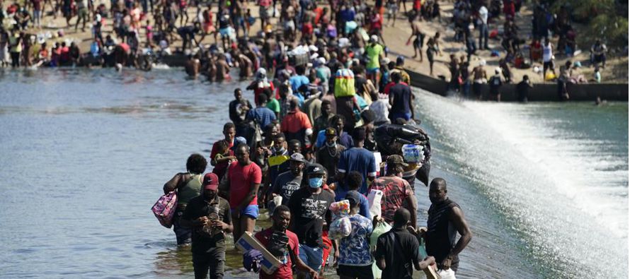 Los haitianos cruzaban el río Bravo (o Grande) libremente y en un flujo constante, yendo y...